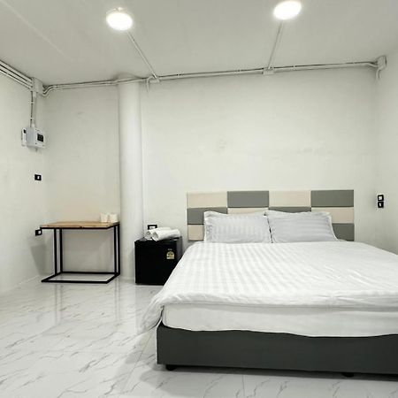 Megun 10 L Apartment Bangkok Bagian luar foto