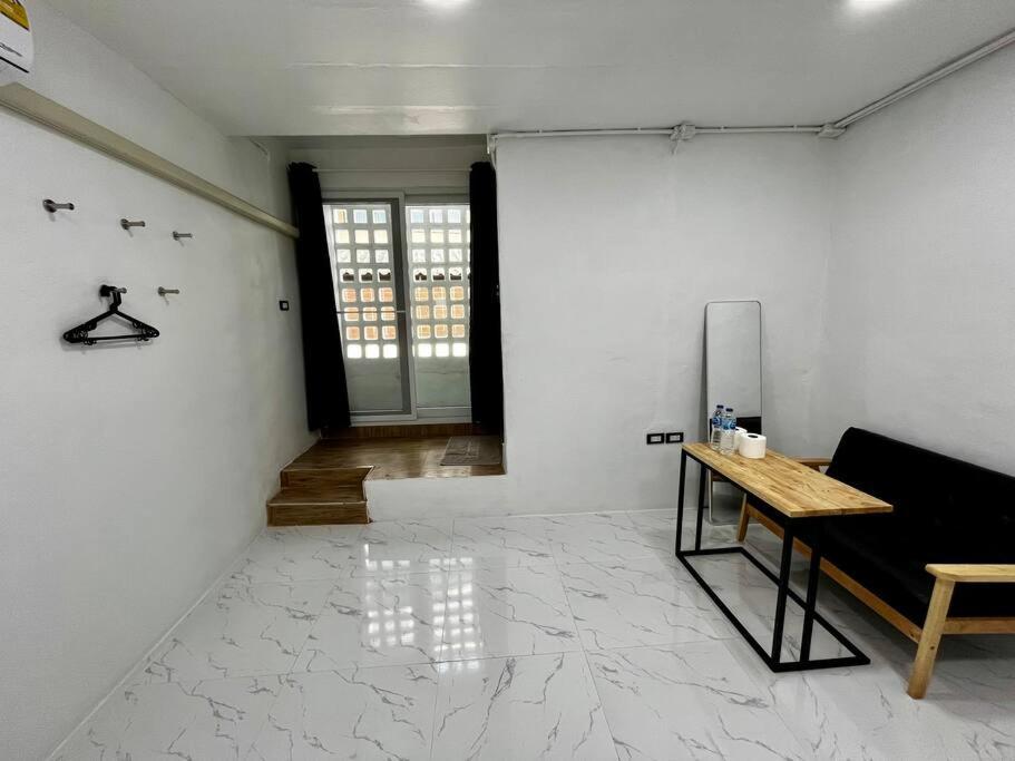 Megun 10 L Apartment Bangkok Bagian luar foto